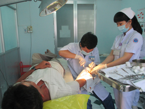 Bác sỹ luân phiên về huyện, dân mừng ảnh 1